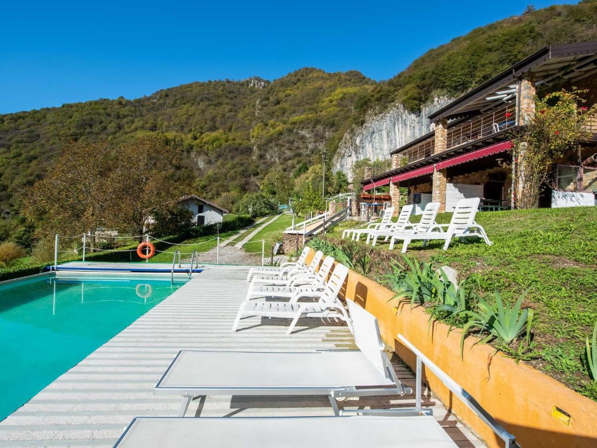 Cozy Chalet At Marone Lake Lombardy With Pool エクステリア 写真