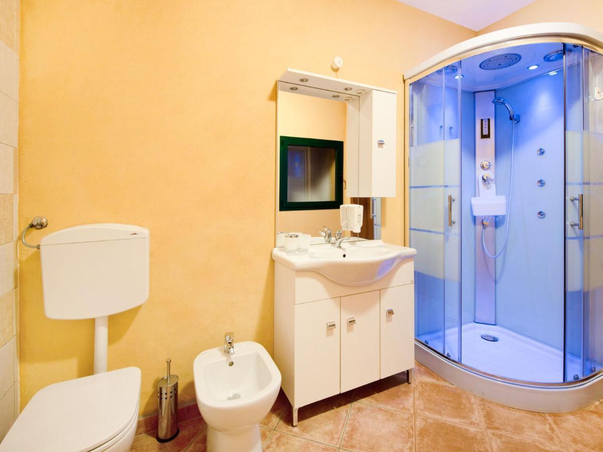 Cozy Chalet At Marone Lake Lombardy With Pool エクステリア 写真