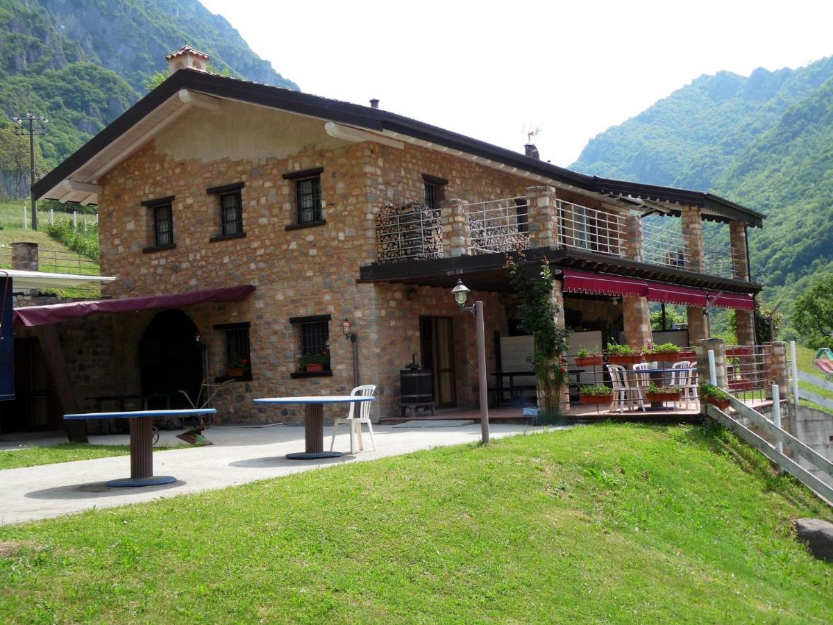 Cozy Chalet At Marone Lake Lombardy With Pool エクステリア 写真