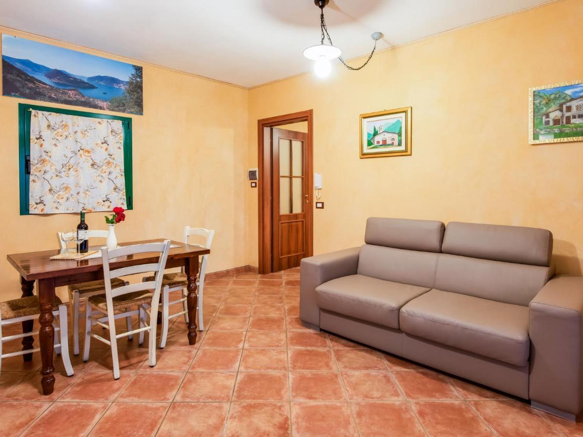 Cozy Chalet At Marone Lake Lombardy With Pool エクステリア 写真