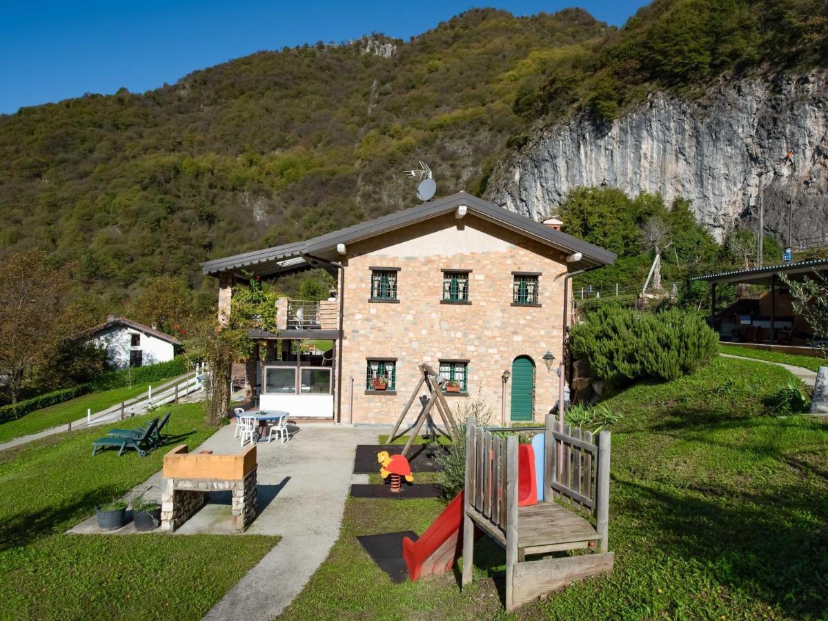 Cozy Chalet At Marone Lake Lombardy With Pool エクステリア 写真